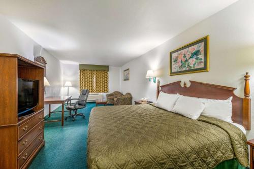 Postel nebo postele na pokoji v ubytování Rodeway Inn Decatur