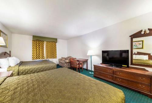 Katil atau katil-katil dalam bilik di Rodeway Inn Decatur