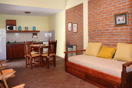 Habitación con cama y cocina con mesa en Romance de Luna en San José