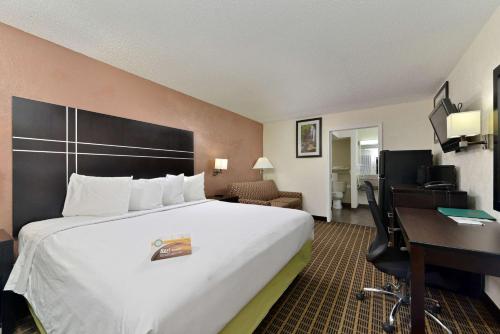 Postel nebo postele na pokoji v ubytování Quality Inn