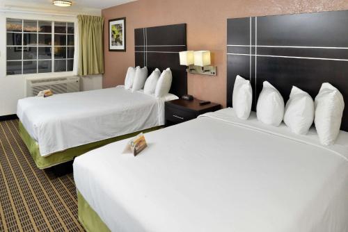 Katil atau katil-katil dalam bilik di Quality Inn