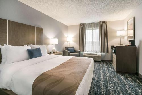 Postel nebo postele na pokoji v ubytování Quality Inn