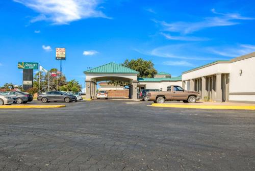 a gas station with cars parked in a parking lot at Quality Inn in Sweetwater