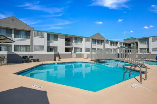 a swimming pool in front of a apartment building at Quality Inn in Sweetwater