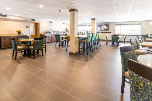 a dining room with tables and chairs in a restaurant at Comfort Inn in Waukesha