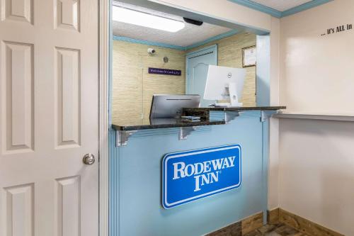a room with a rock way inn sign on a door at Rodeway Inn Cadiz in Cadiz