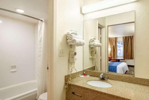 y baño con lavabo y espejo. en Econo Lodge Phoenix North I-17 en Phoenix
