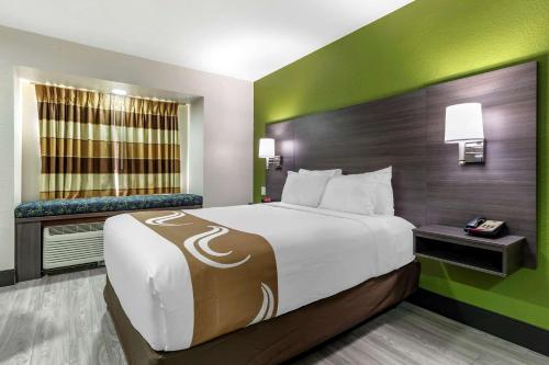 Postel nebo postele na pokoji v ubytování Quality Inn & Suites Longview I-20