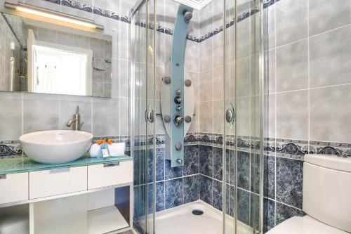 bagno con doccia e lavandino di Poolbeach VI a Moraira
