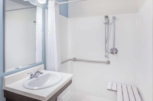 Koupelna v ubytování WoodSpring Suites Las Colinas - Northwest Dallas