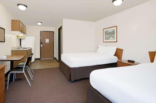 Voodi või voodid majutusasutuse WoodSpring Suites Fort Worth Forest Hill toas