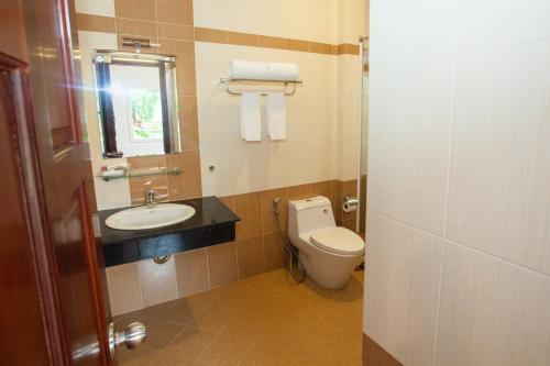 ein Bad mit einem WC und einem Waschbecken in der Unterkunft Eco Resort Phu Quoc in Phu Quoc
