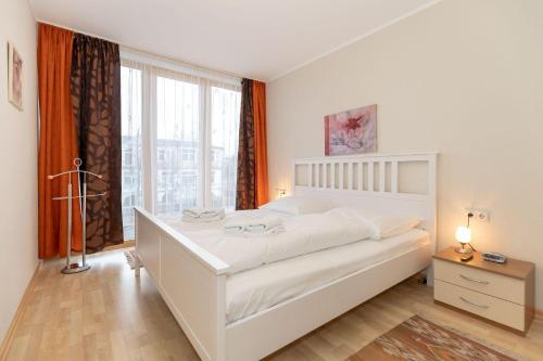 キュールングスボルンにあるHaus-Mecklenburg-FeWo-Senta-Wohnung-11-920のベッドルーム(大きな白いベッド1台、大きな窓付)