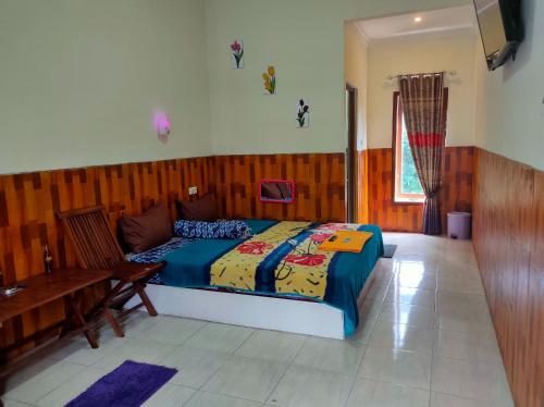 Кровать или кровати в номере Hotel Nakula Sadewa 2 Bandungan
