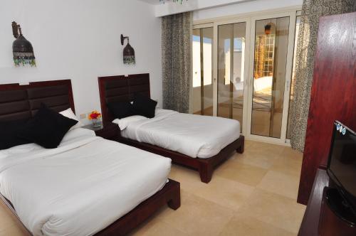 Кровать или кровати в номере Carlton Luxury Villa