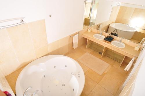 łazienka z wanną i 2 umywalkami w obiekcie Carlton Luxury Villa w Szarm el-Szejk