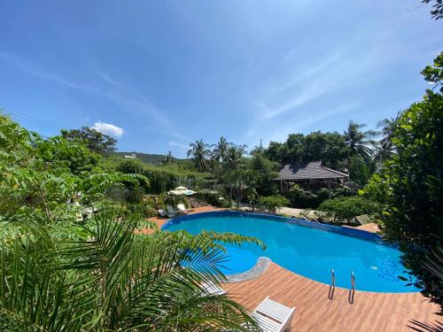 Utsikt mot bassenget på Dendi Resort Phu Quoc eller i nærheten
