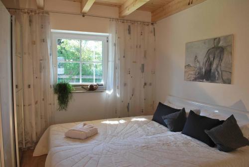 sypialnia z dużym łóżkiem i oknem w obiekcie Ruheoase am Forggensee w mieście Rieden