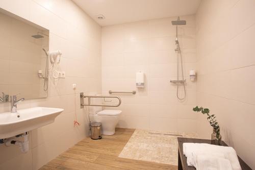 A bathroom at Soraluze Hotela