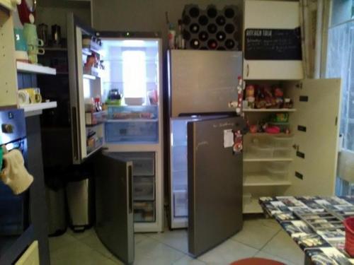 eine Küche mit offenem Kühlschrank und offener Tür in der Unterkunft L'auberge des travailleurs in Échirolles