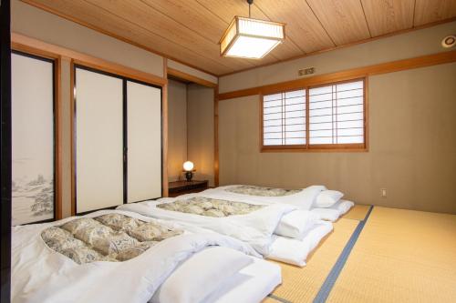 เตียงในห้องที่ Guest house Fujinoyado Akebono - Vacation STAY 92428