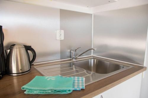 eine Edelstahl-Küchenspüle in einer Küche in der Unterkunft günstige Sankt Peter-Ording Ferienwohnung in Sankt Peter-Ording
