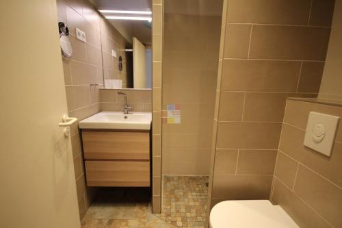 une petite salle de bain avec toilettes et lavabo dans l'établissement Belle villa plein sud, 4-6 couchages, en résidence avec piscine commune, Wifi fibre optique, 400m de la mer à PORTIRAGNES PLAGE LROND5, à Portiragnes