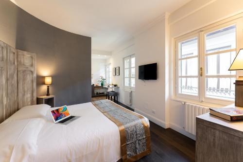 een hotelkamer met een bed met een boek erop bij Novella Goldoni Suite-by Florence Concierge in Florence