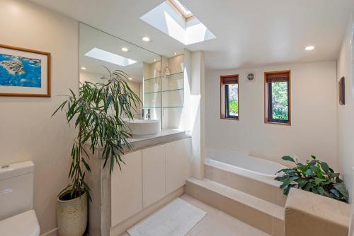 Ένα μπάνιο στο Nelson Eco Home