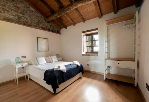 1 dormitorio con cama y ventana en Casa Rural Al Otro Lado del Mar, en Oviñana