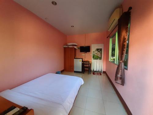 een slaapkamer met een wit bed in een kamer bij Khuang Na Farmview in Ban Tambon Bang Khae