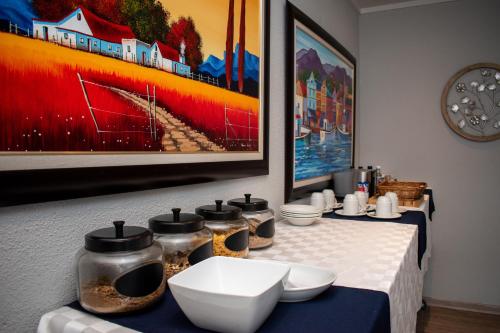 una mesa con platos y cuencos encima en Balmoral Lodge, en Bellville