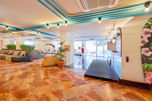 an office lobby with a couch and a table at tent Playa de Palma in Playa de Palma