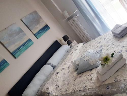 Un dormitorio con una cama con almohadas. en In Vacanza da Miki 03, en Desenzano del Garda
