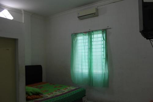 Postel nebo postele na pokoji v ubytování Penginapan Transit Tomato