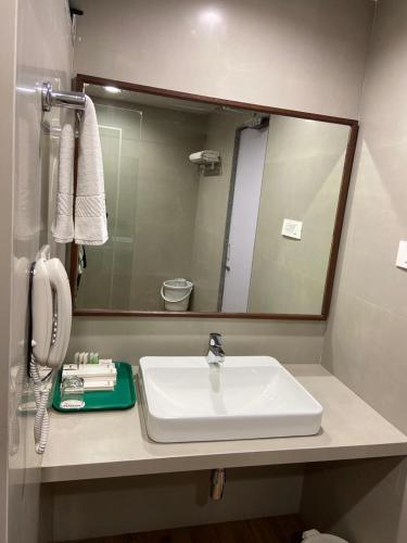 Un baño de Chryso Hotels Pvt Ltd