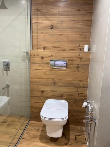 Un baño de Chryso Hotels Pvt Ltd