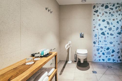 Et badeværelse på Even Derech by Smart Hotels