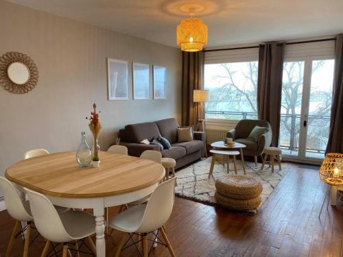 un salon avec une table et un canapé dans l'établissement Appartement en face de Nausicaa et de la mer, à Boulogne-sur-Mer