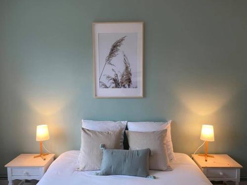 - une chambre avec un lit blanc et 2 lampes dans l'établissement Appartement en face de Nausicaa et de la mer, à Boulogne-sur-Mer
