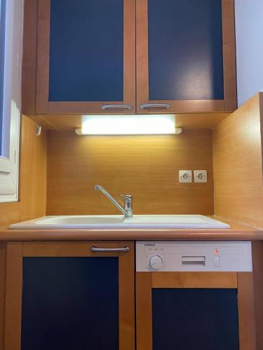 une cuisine avec un évier et un lave-vaisselle dans l'établissement Appartement en face de Nausicaa et de la mer, à Boulogne-sur-Mer