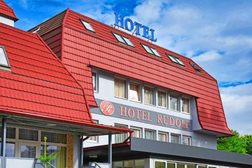 un edificio de hotel con techo rojo en Hotel Rudolf, en Havířov