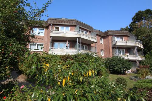 an apartment building with a bunch of flowers in front of it at Hotel Zur schönen Aussicht in Grömitz