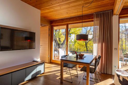 Televízia a/alebo spoločenská miestnosť v ubytovaní Kronplatz LOFT Bruneck