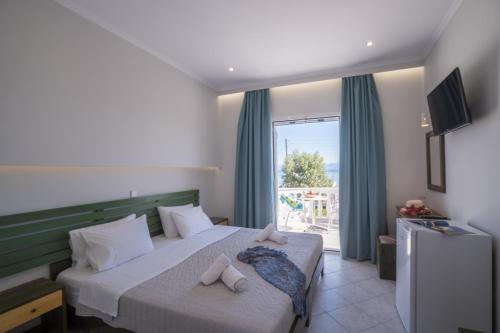 Кровать или кровати в номере Christina Beachfront Rooms By Hotelius
