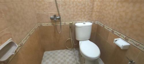 a bathroom with a toilet and a sink at Hotel Abimanyu Bandungan in Semarang