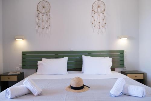 Кровать или кровати в номере Christina Beachfront Rooms By Hotelius