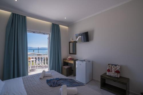 Petrití的住宿－Christina Beachfront Rooms By Hotelius，一间卧室配有一张床,享有海景
