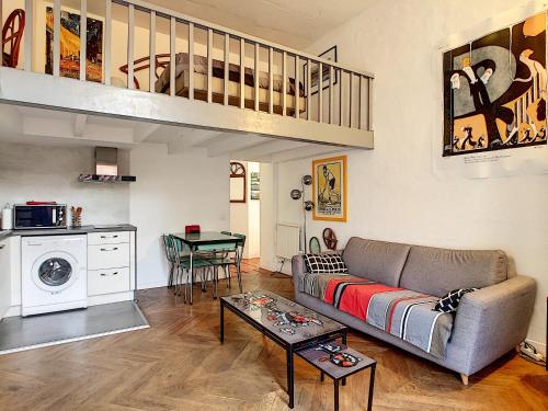- un salon avec un canapé et une table dans l'établissement Cosy studio Perpignan, à Perpignan