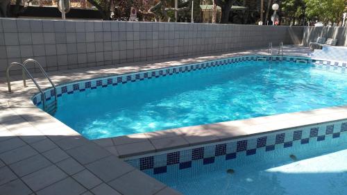 une grande piscine avec de l'eau bleue dans l'établissement SCALA Apartaments, à Salou